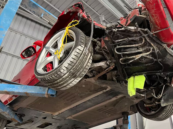 Chủ siêu xe Ferrari bị tai nạn yêu cầu bồi thường bằng xe mới