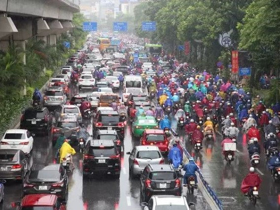 Đường phân làn hỗn loạn sau mưa lớn, dân tình chôn chân vì ùn tắc