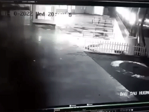 Video xe chở khách du lịch tông đổ rào chắn suýt lao xuống biển