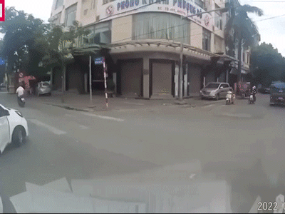 Người phụ nữ bất ngờ lăn xuống đường khi đang ngồi trong ô tô khiến nhiều người thót tim