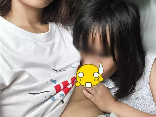Con 9 tuổi mẹ vẫn chưa cai bú: 'Hãy cho con được sống đúng mẹ ơi'