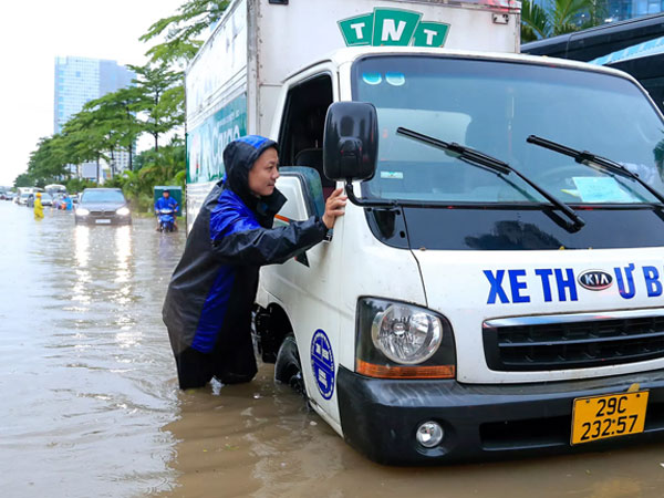 Đường Hà Nội ngập khắp nơi, giao thông hỗn loạn