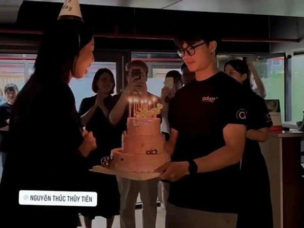 Tặng bánh kem cho Thùy Tiên, chàng trai bất ngờ chiếm spotlight vì sở hữu nhan sắc 'cực phẩm'