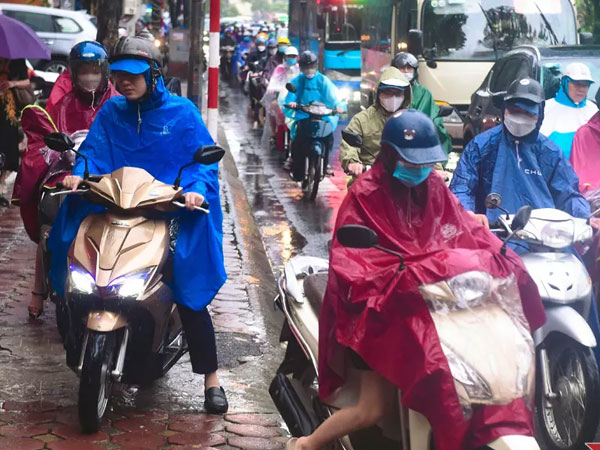 Dự báo thời tiết 12/8: Hà Nội tiếp diễn mưa to và giông