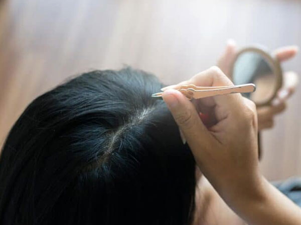 Nhổ tóc bạc 'tưởng không hại mà hại không tưởng': Cảnh báo những rủi ro tiềm ẩn không phải ai cũng biết