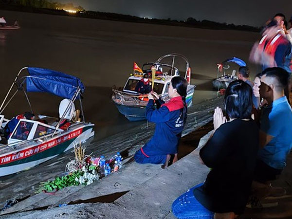 Mẹ nhảy sông cứu con cùng 2 cháu, cả 4 người đều mất tích