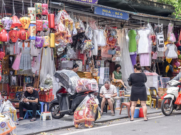 Bày la liệt 'hàng hiệu', 'thủ phủ' vàng mã Hà Nội vẫn đìu hiu, ế ẩm dịp Rằm tháng 7