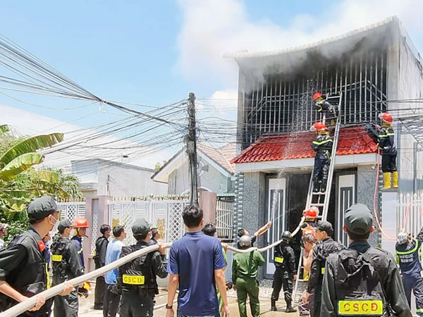 Ba mẹ con mắc kẹt trong nhà bốc cháy suốt nhiều giờ
