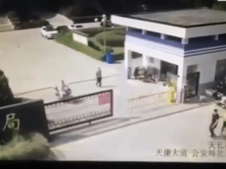 'Nóng mắt' khi chứng kiến vợ cũ đi với bồ, người đàn ông lao xe húc bay cả 2 ngay trước đồn cảnh sát