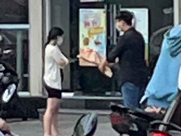 'Cạn lời' trước nam thanh niên ngoài 30 tuổi được mẹ đèo đi tỏ tình và cái kết: 'Dừa lắm!'