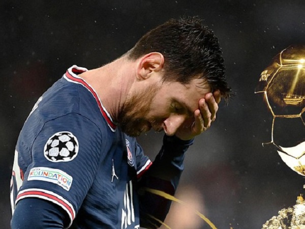 Lần đầu tiên kể từ năm 2005, Messi văng khỏi danh sách đề cử Quả bóng Vàng, nhưng Ronaldo thì có