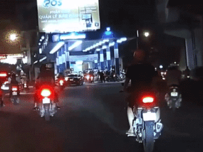 Ô tô đâm loạt xe máy ở cây xăng, tài xế xi nhan trái nhưng bất ngờ lao thẳng