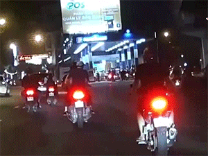 Khoảnh khắc 'ô tô điên' lao vào cây xăng ở đường Láng, nhiều người bị thương