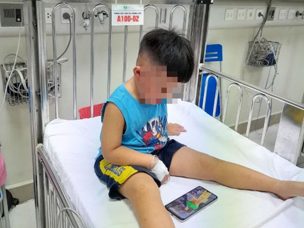 Tạm giữ nghi phạm đánh đập, nhốt bé trai hơn 3 tuổi vào tủ cấp đông
