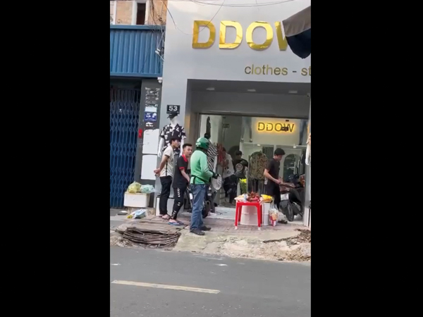 Tưởng được 'vớ bẫm' khi chờ chủ nhà cúng cô hồn, tài xế công nghệ nhận cái kết bẽ bàng từ đồng nghiệp
