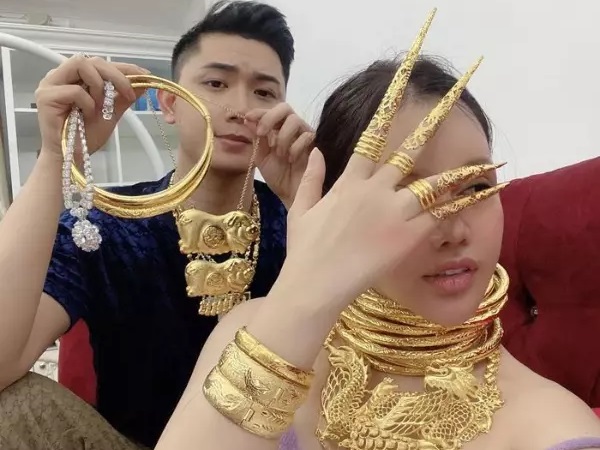 Danh tính khủng cô vợ đại gia, tặng chồng trang sức 120 cây vàng