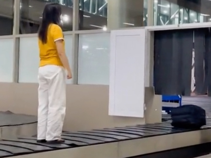 Nữ du khách leo băng chuyền hành lý quay video, PGĐ cảng hàng không lên tiếng