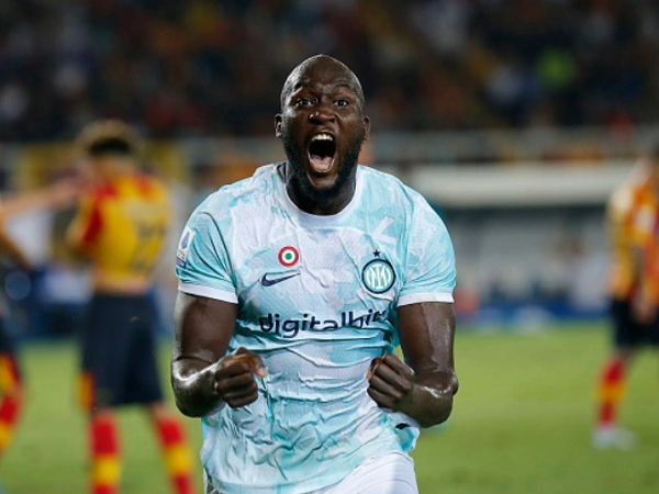 Lukaku giúp Inter có 3 điểm nhọc nhằn, Milan đại thắng ngày ra quân