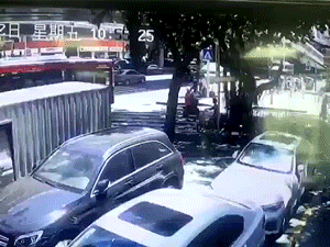 Video: Xe buýt 'trèo' cả lên vỉa hè khiến 6 người bị thương