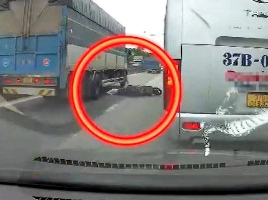 CLIP: Thoát chết trong 'gang tấc' khi ngã xuống ngay đầu xe tải đang chạy