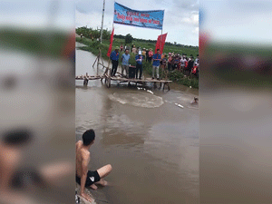 'Hết hồn' với màn bơi lội của vận động viên nhí tại giải 'ao làng'