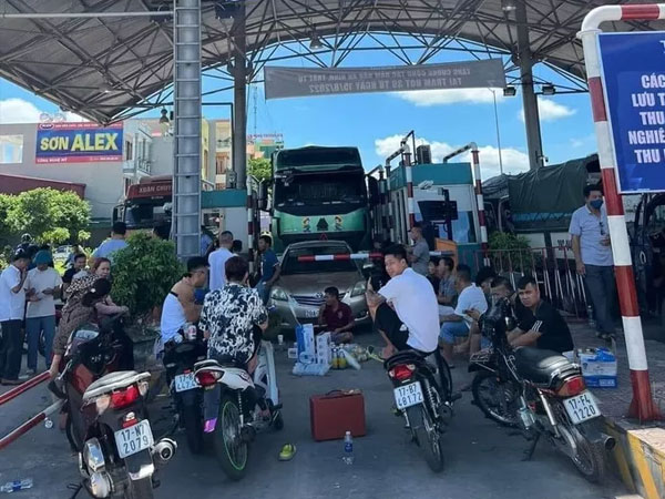 Vác loa kéo, đồ ăn uống ngồi chặn trước barrier trạm thu phí BOT