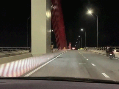 'Đứng tim' với khoảnh khắc bé gái tuột tay ngã trước đầu ôtô khi đang chơi trên cầu