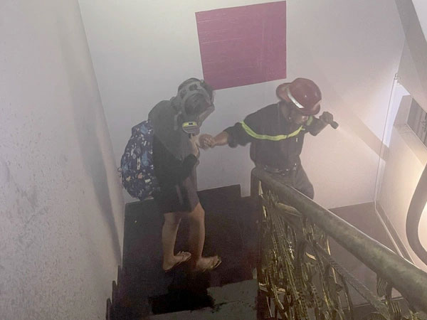 Cảnh sát giải cứu nhiều người trong nhà cao tầng bốc cháy ở TP HCM
