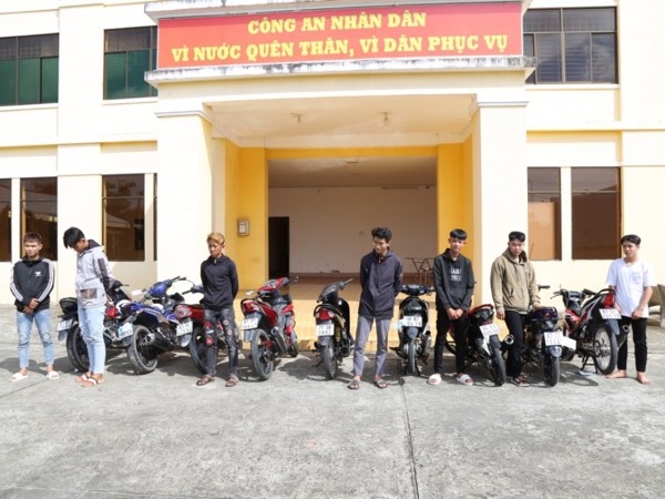 Bỏ phanh sau, nhóm thanh niên rủ nhau đua tốc độ trên Quốc lộ 1