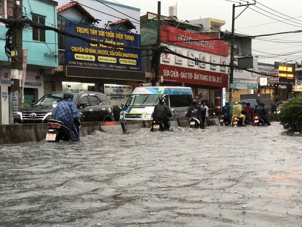 Video: Nước 'nuốt' bánh xe, khu vực chợ Thủ Đức thành 'chợ nổi'