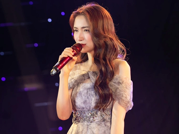 Hoà Minzy gây tranh cãi về giọng hát khi thể hiện hit của ERIK