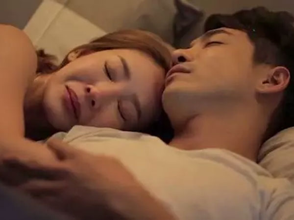 Chồng đi xa sắp về, vợ không nỡ chia tay mối tình vụng trộm