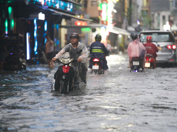 Mưa lớn, nhiều tuyến đường ở TP.HCM ngập sâu 'chưa từng có'