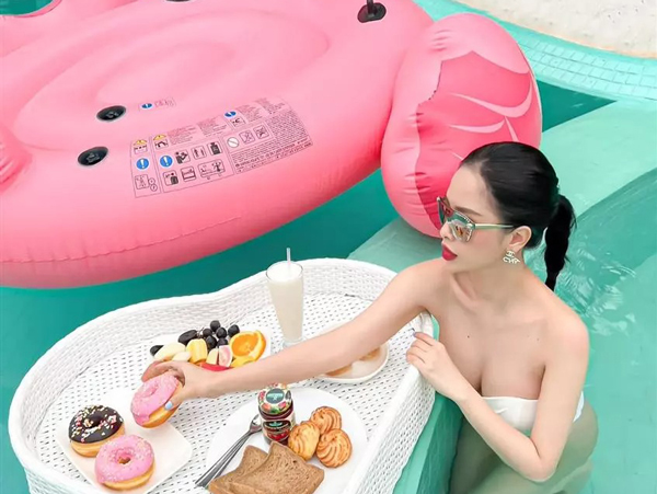 Chị dâu Bảo Thy diện bikini, phát sốt vòng một ngồn ngộn