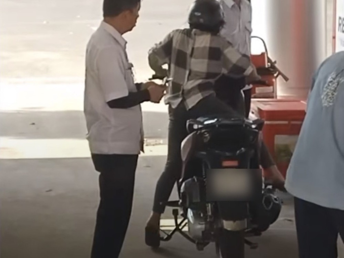 'Chân ngắn đáng yêu mà' cùng loạt dừng đỗ cực hài hước khi ngồi trên xe cao của cánh chị em