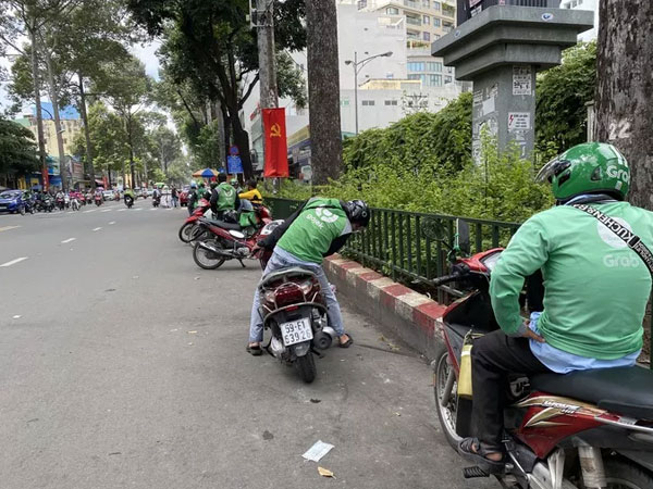 Grab nêu lý do 'phụ phí nắng nóng gay gắt' không đến tay tài xế