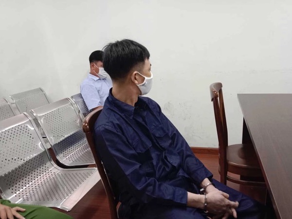 Sợ không được đi học, bé gái nhắm mắt để dượng hiếp dâm