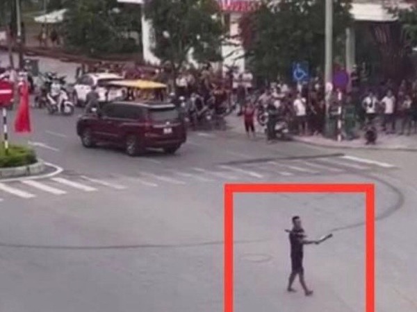 Vây bắt thanh niên nghi ngáo đá vung dao loạn xạ, la hét náo loạn đường phố