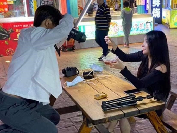 Nhờ bạn trai chụp ảnh, cô gái 'tím mặt' khi xem loạt sản phẩm