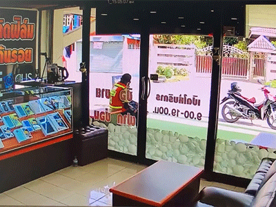 Người đi đường thoát hiểm trong gang tấc khi đối đầu 'xe điên'