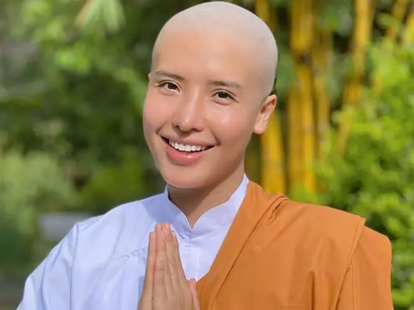 Á hậu Khánh Phương trải lòng về quyết định cạo đầu đi tu ở tuổi 27: Ban đầu không đủ can đảm để xuống tóc, bố mẹ khóc rất nhiều