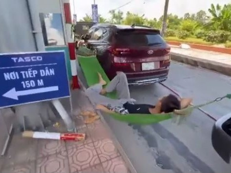 Tài xế mắc võng, dùng tiền âm phủ, mang vòng hoa tới đặt tại trạm thu phí BOT