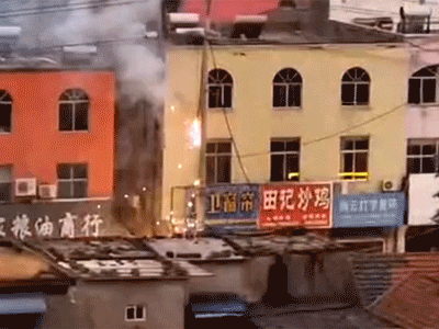 'Ngợp' trước cảnh chập điện, nổ như pháo hoa, sáng rực một góc phố giữa ban ngày