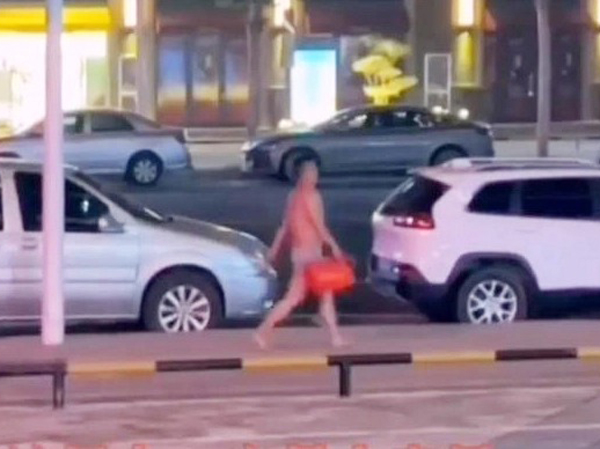 Mâu thuẫn cãi nhau với bạn gái giữa đường, người đàn ông có một hành vi gây sốc