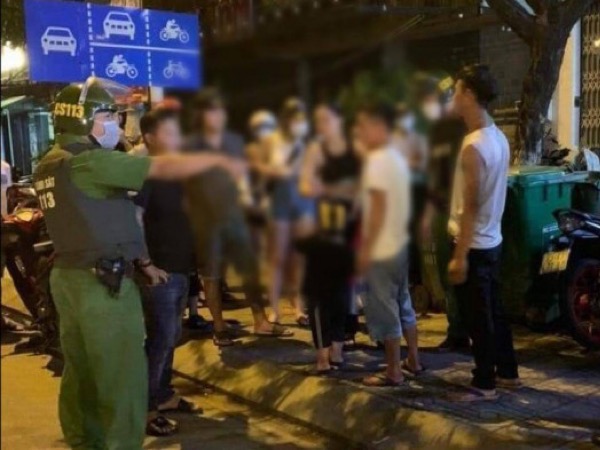 Chồng rủ 2 bạn nhậu đánh hội đồng vợ gây thương tích