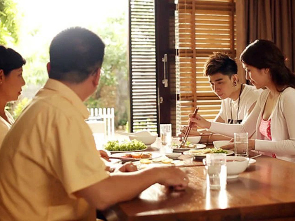 Dẫn bạn gái đi ăn cùng bố mẹ, chàng trai 'toát mồ hôi hột' khi nghe phụ huynh hỏi: 'Con bé không có tay à?'