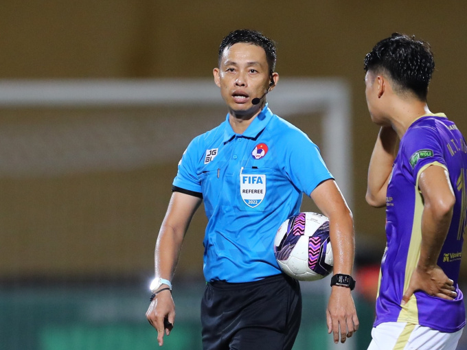 Trọng tài 'số một Việt Nam' bị treo còi