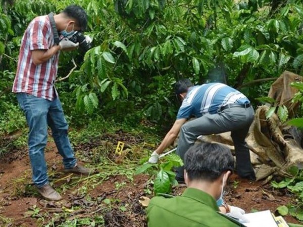 Bắc Giang: Đang làm vườn, người phụ nữ bị trúng đạn tử vong