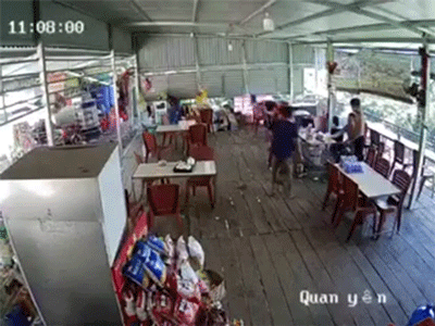 Clip: Thêm một nạn nhân chịu 2 phát vụt từ điếu cày, nằm gục tại chỗ