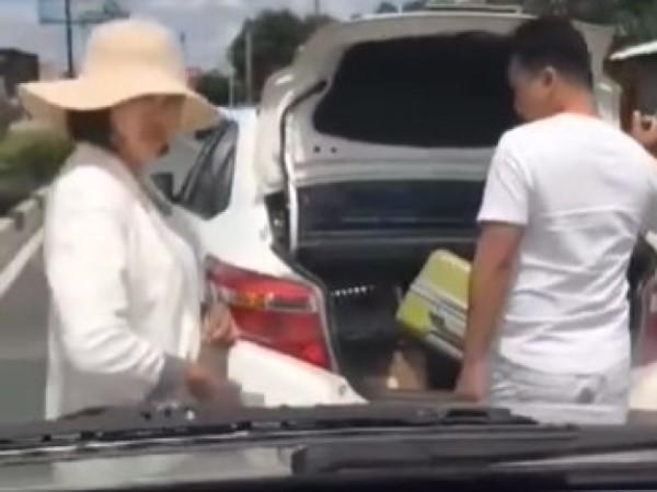 Lấy dao rựa trong cốp xe dọa 'chẻ đầu' tài xế sau mâu thuẫn trên đường